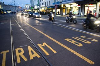 Le MCG voulait relancer les tests pour autoriser les motos et les scooters à utiliser les voies de bus. Sa proposition a été refusée par la majorité du Grand Conseil (image d'illustration).